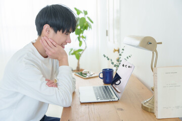 オンライン会議で話す男性