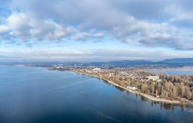 Fototapeta na wymiar Luftaufnahme von der Halbinsel Mettnau mit der Stadt Radolfzell am Bodensee
