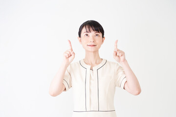 指で指し示すエステ・美容クリニックの女性