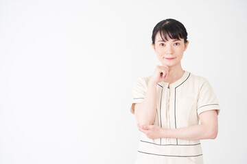 顎に手を当てるエステ・美容クリニックの女性