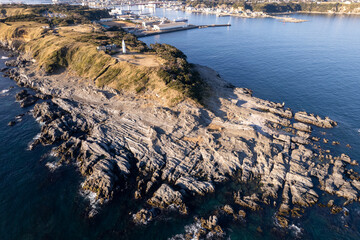 島の断崖に立つ灯台