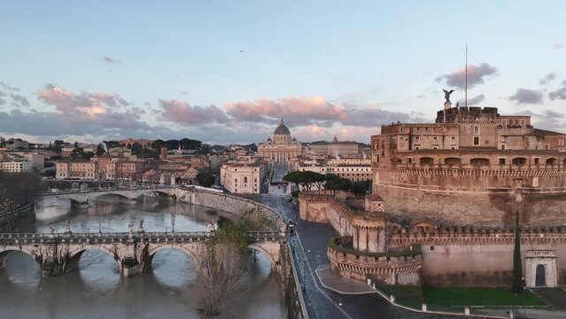 Castel Sant'Angelo e la Basilica di San Pietro a Roma
Vista Aerea panoramica del castello e del Vaticano.