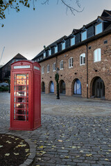 Obraz premium Red telephone booth in London