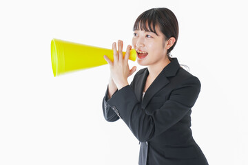 メガフォンで応援をするスーツを着たビジネスウーマン