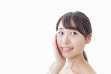 スキンケアをする若い女性