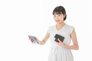 支払いをする若い女性
