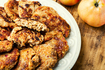 Meatless cutlets from oatmeal and apples.