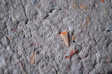 Hintergrund aus recyceltem Papier und Bleistiftspitzen in grau bunt