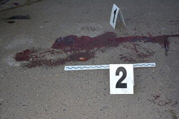 Czerwona plama krwi na miejscu morderstwa osoby - oględziny miejsca zbrodni.  - obrazy, fototapety, plakaty