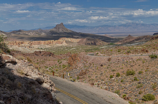 Arizona desert and Thimble Butte view from Sitgreaves Pass on historic Route 66 between Oatman and Kingman (Mohave county, AZ)