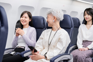 Obraz premium 飛行機で移動をする乗客