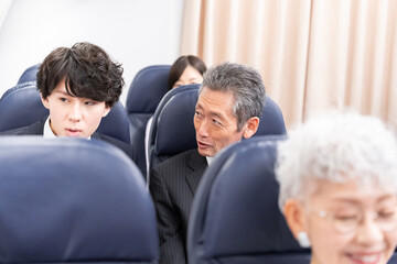 飛行機で移動をする乗客