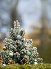 Künstlicher kleiner Weihnachtsbaum mit Kunstschnee, im Freien