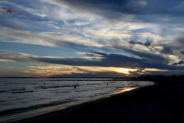 Obraz premium sunset with clouds reflecting on the seaside
