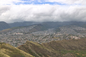 Naklejka premium Clouds cover the Koolau mountain range just behind the residential neighborhoods of Honolulu