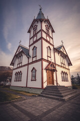 Fototapeta na wymiar La chiesa di Husavik in Islanda, che spicca su tutta la città.