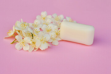 Obraz na płótnie Canvas Mock up soap with flowers on pink background