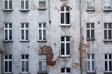 Stare zniszczone kamienica w śródmieściu Wrocławiu. - obrazy, fototapety, plakaty