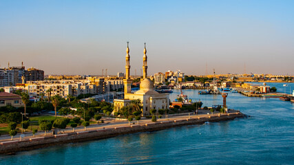 Fototapeta na wymiar Fahrt durch den Suezkanal in Ägypten