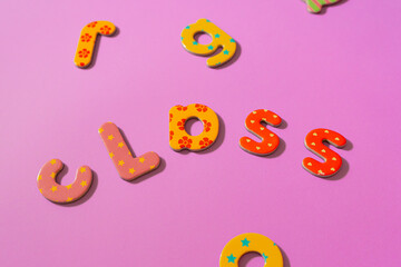 Palabras formadas por niños, con letras de juguete, juego educativo.