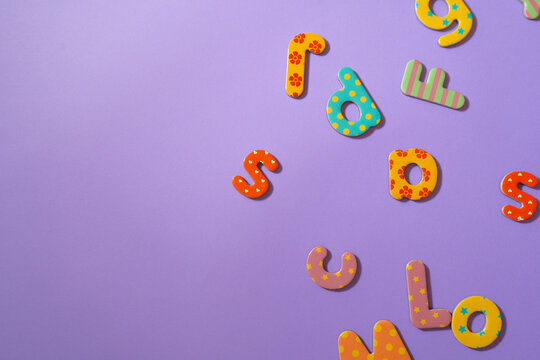 Juguete infantil educativo, letras con imanes.