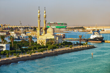 Fahrt durch den Suezkanal in Ägypten