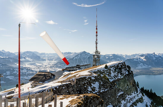 Windsack und Sendeturm aud dem Niederhorn, schweizer Alpen, berner Oberland, Schweiz
