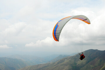 Vuelo en parapente en las colinas de la Colinia Tovar, Estado Aragua, Venezuela