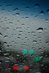 Reflejo de gotas de lluvia en el auto