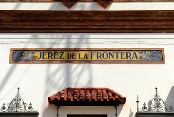 Antiguo rótulo de azulejos en la estación de tren de Jerez de la Frontera, provincia de Cádiz, Andalucía, España. Azulejos de Triana.