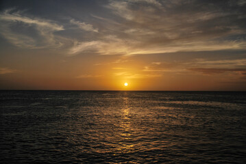 Obraz premium Atardecer desde la orilla del mar Caribe, con sus increíbles matices, colores que siempre regalan una imagen distinta cada dia. Isla de Margarita - Venezuela