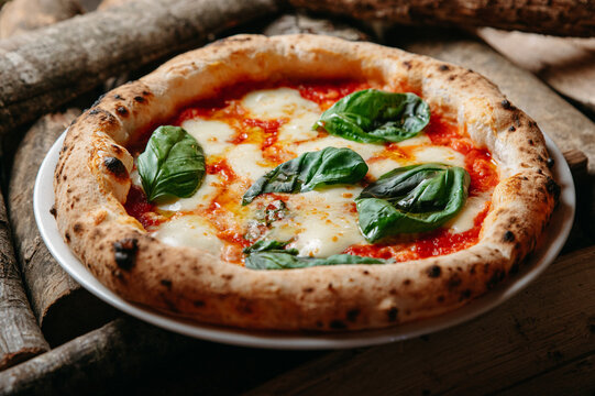 pizza napoletana margherita, cornicione alto, lunga lievitazione, pomodoro, mozzarella basilico