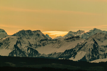 Landschaftsaufnahme vom Sonnenaufgang in den Alpen.