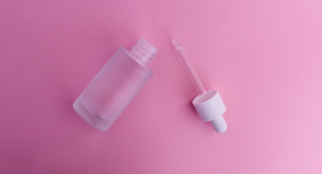 Envase de vidrio transparente con tap&oacute;n gotero. 