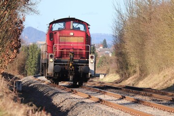 rote Diesellok auf Schienen