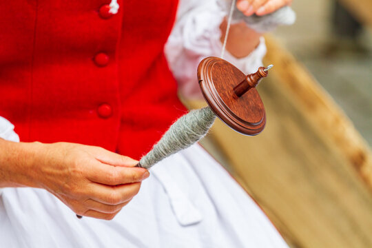 Spinnrad - Garn - Handwerk - Faden - Spindel