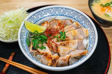 塩麹豚丼