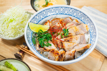 塩麹豚丼