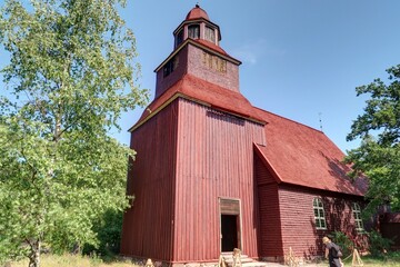 vieille église suédoise en bois et son clocher dans la campagne