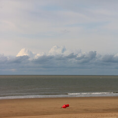 bouée rouge sur une plage vide