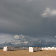 Fototapeta na wymiar bord de la mer du Nord le long de la côte belge sous un ciel d'orage