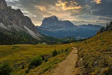 Obraz premium Hiking trail in the dolomite mountains in South Tyrol