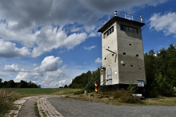 Ehemaliger DDR-Grenzturm mit Kolonnenweg bei Bad Lauterbach-Bartolfelde im Harz