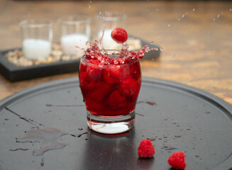 strawberry in glass vaso de cristal jugo de fresa jugo en una bandeja negra jugo 