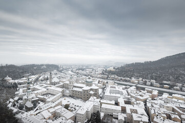 Die schneebedeckte Stadt Salzburg