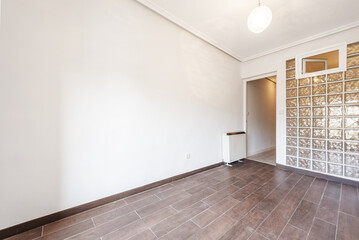 Obraz premium Empty living room of a house with dark brown stoneware floors and a skylight wall with semi-transparent crystal paves