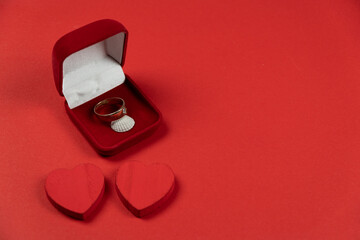 pudełko z pierścionkiem na czerwonym tle z dwoma sercami - obrazy, fototapety, plakaty
