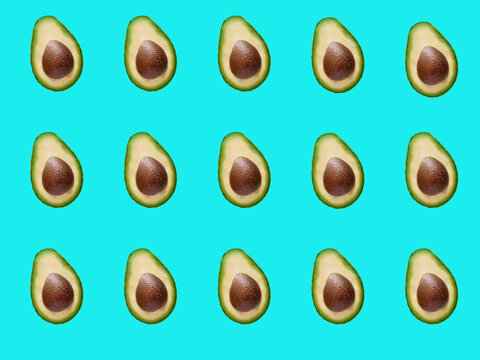 Aguacates partidos por la mitas sobre fondo azul verdosos