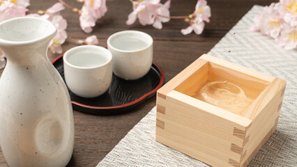 桜と日本酒｜日本のお花見イメージ