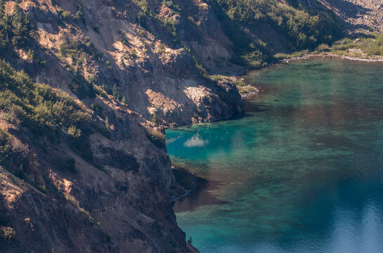 rocky shore and crystal clear water, Crater Lake National Park, Oregon, USA © Hodossy